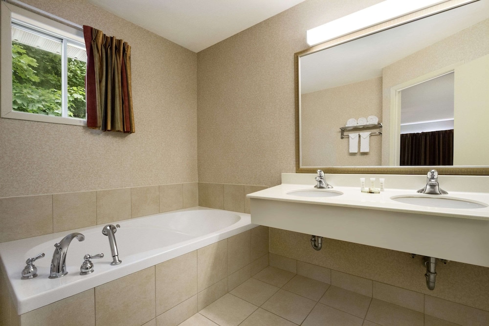 Honeymoon Suite, 1 Queen Bed, Jetted Tub photo 3