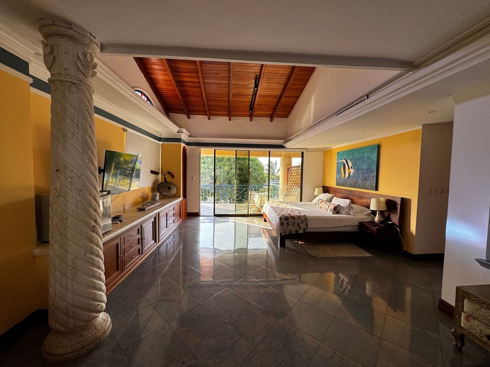Exclusive Suite, 1 King Bed, Beach View, Beachfront