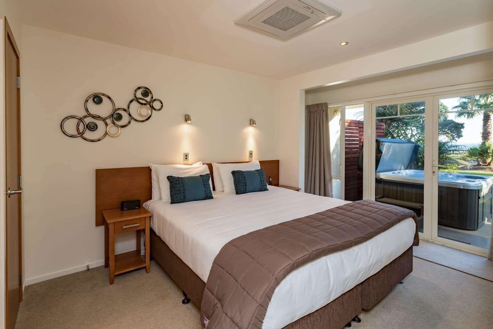 One Bedroom Pacific Suite - Photo 1