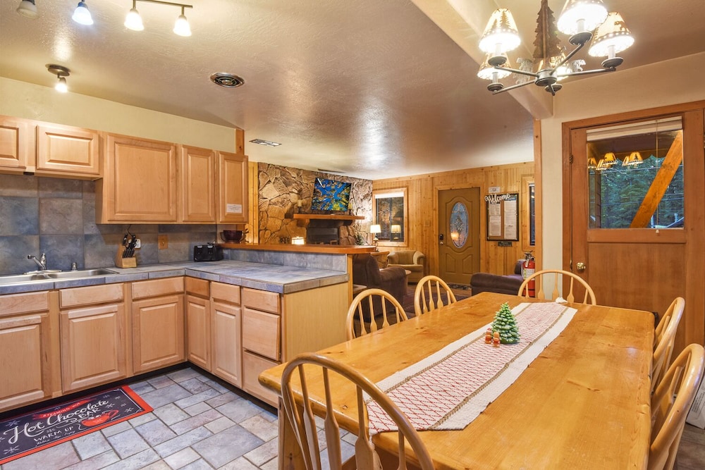 House, Multiple Beds, Balcony, Mountain View (Tahoe Pines Cabin) photo 2