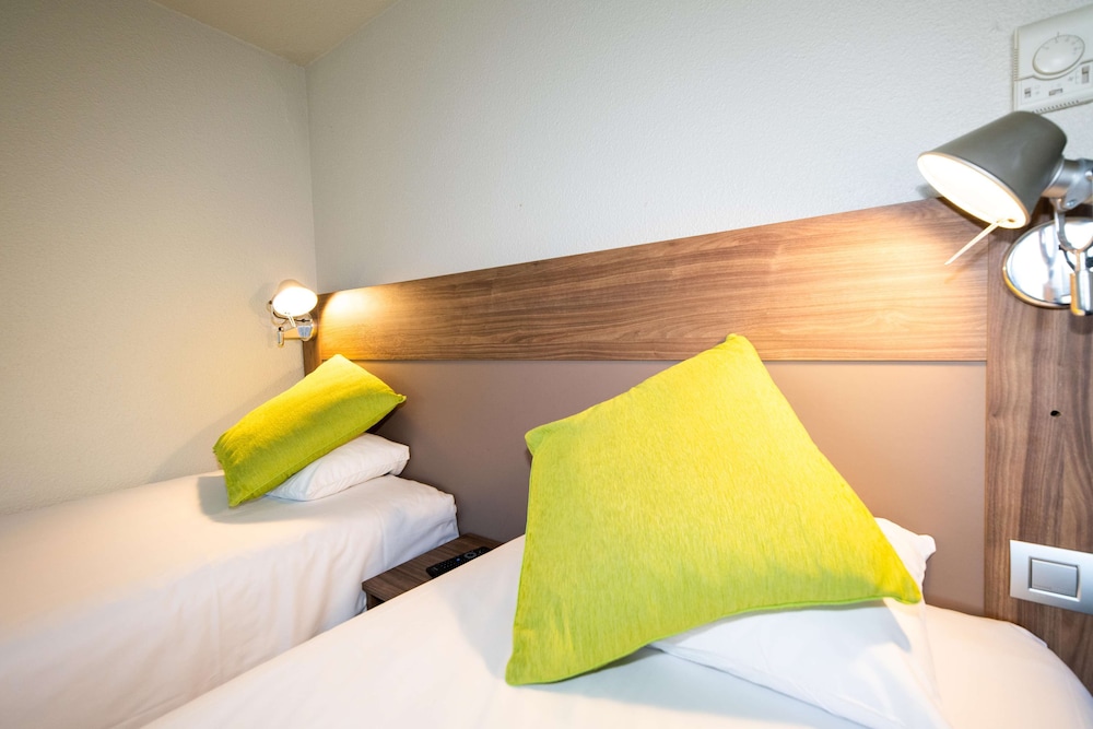 Standard Room, 2 Twin Beds - Photo 1