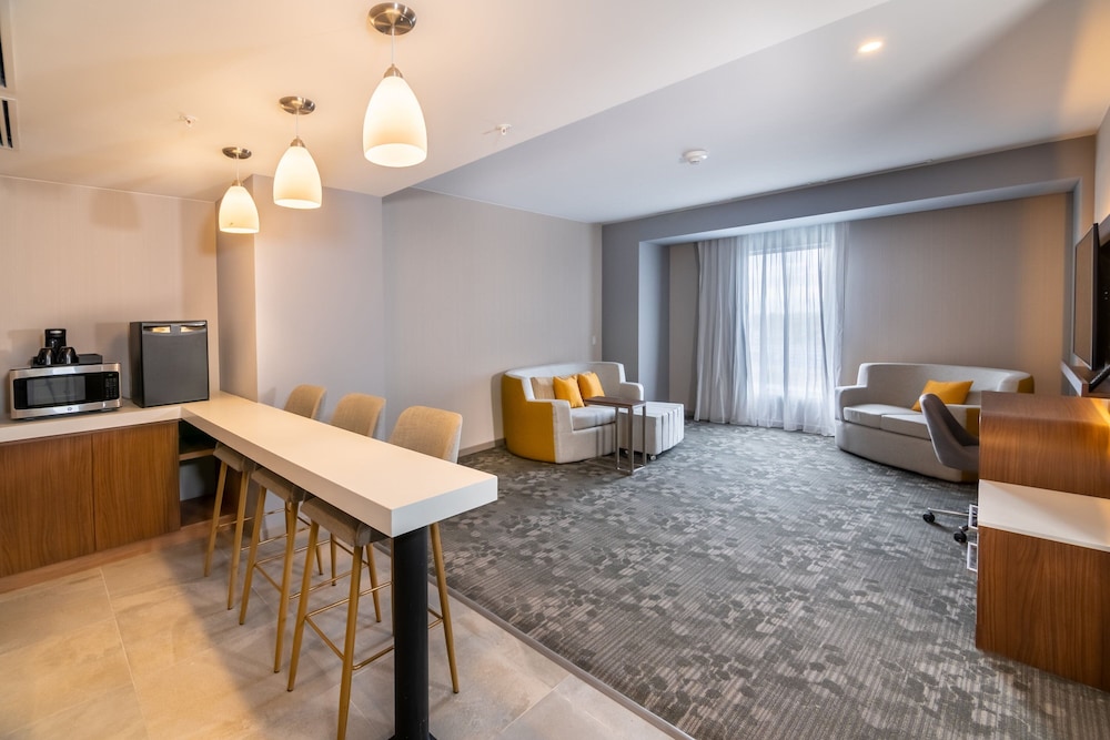 Suite, 1 Bedroom - Photo 2
