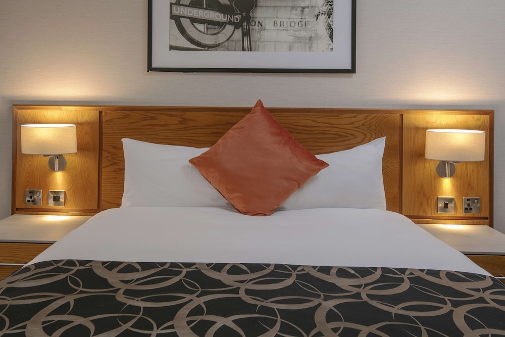 Standard Room, 1 Double Bed, Accessible, Non Smoking (Walk-in Shower) photo 2