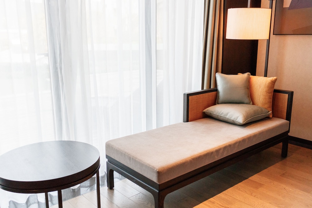 King Executive Lake View Room- Lounge Access photo 3