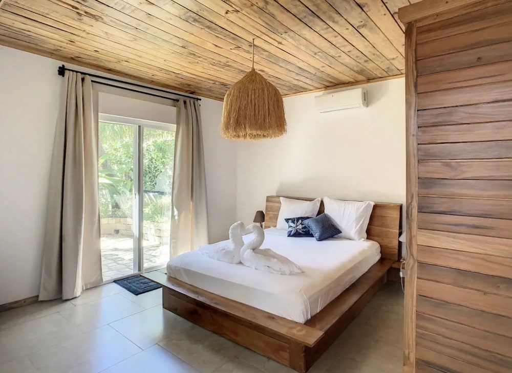Basic Villa photo 2