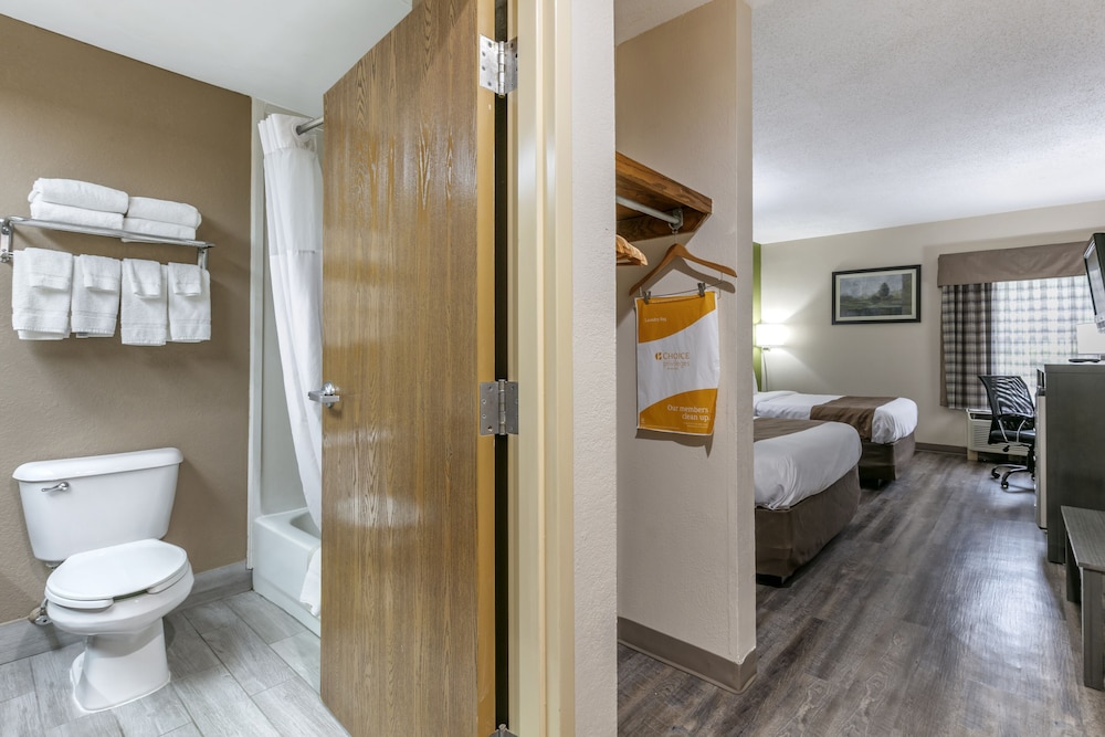 Standard Room, 2 Queen Beds, Non Smoking - Photo 3