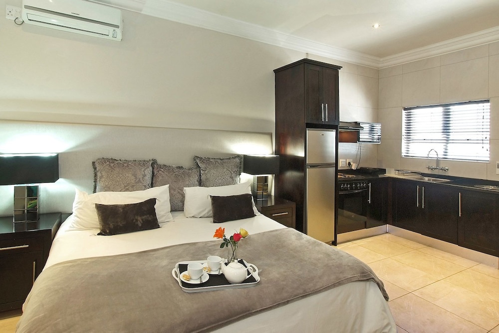 Deluxe Honeymoon Suite photo 3