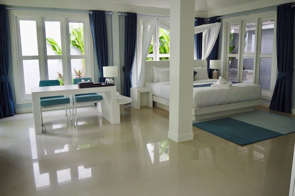 Deluxe Double Room, 1 King Bed photo 3