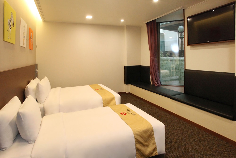 Deluxe Twin Room (Newly Renovated) photo 3