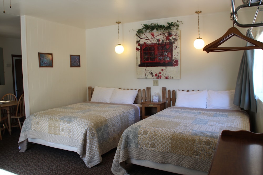 Hummingbird #6 (River Cabin w/ Private Hot Tub, Sleeps 6)