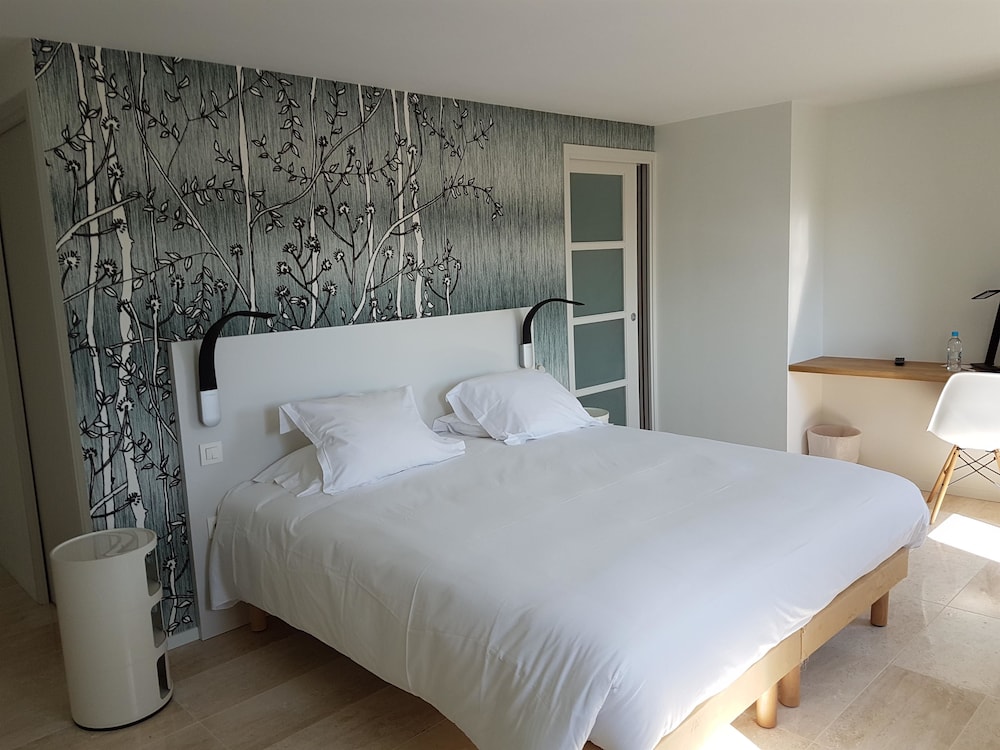 Deluxe Room, 1 Queen Bed, Balcony, Sea View - Photo 1