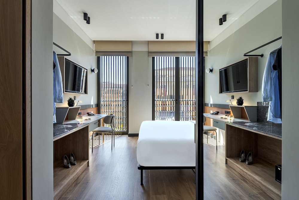 Supreme Double/Twin Room with City View - Photo 4