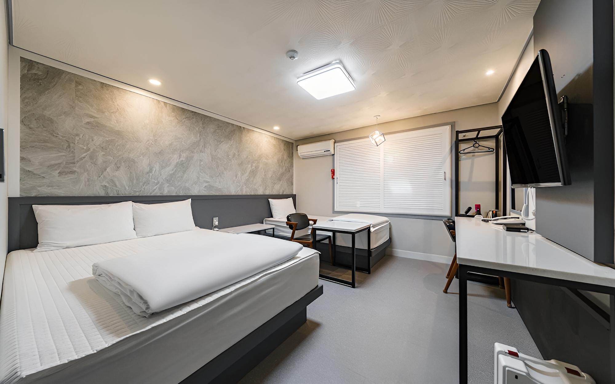 Room (Twin A (You can watch Netflix with yo) photo 2