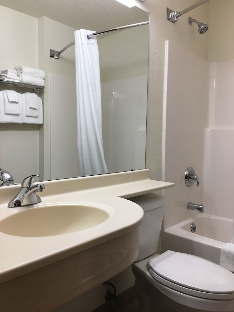 Standard Room, 2 Queen Beds, Non Smoking, Refrigerator & Microwave - Photo 2