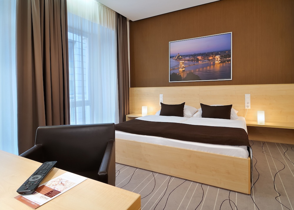 Standard Double or Twin Room thumbnail 5