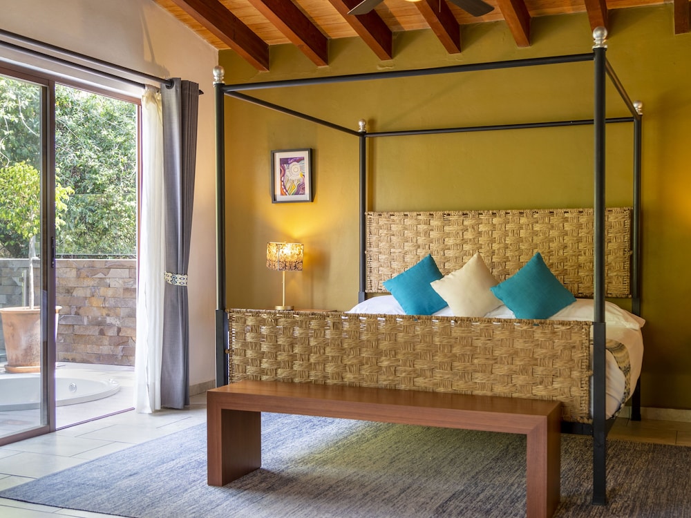 Superior Suite, 1 Queen Bed with Sofa bed, Jetted Tub
