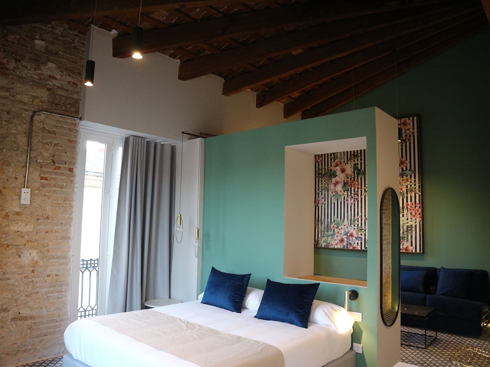 Suite, Hot Tub - Photo 6