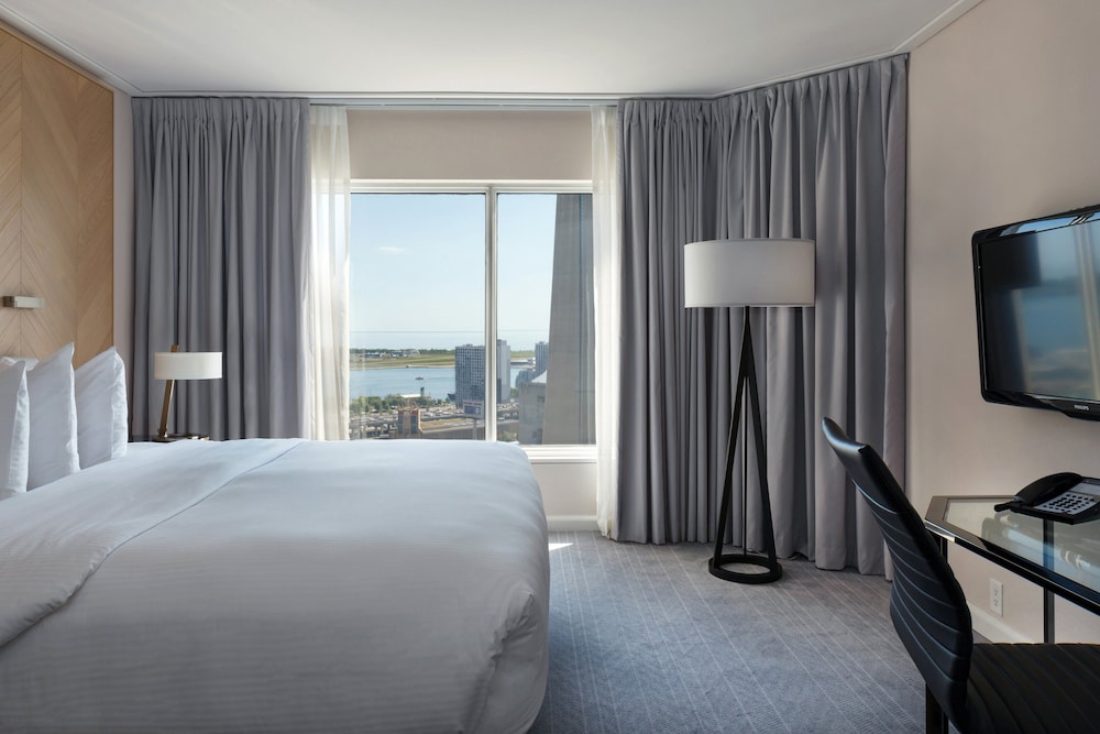 Junior Suite, 1 King Bed (High Floor) thumbnail 6