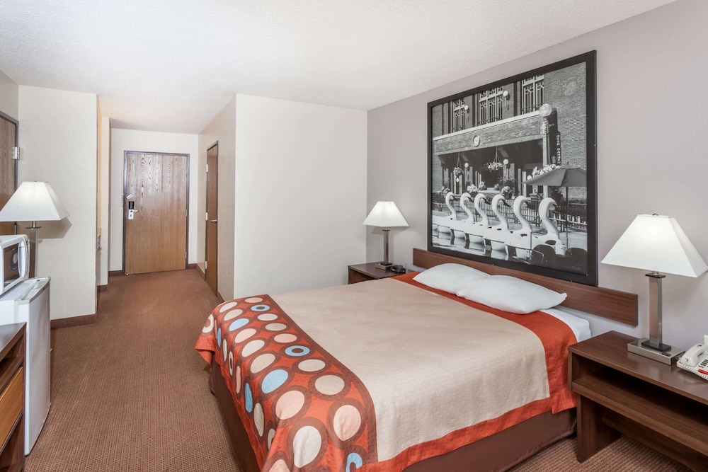 Efficiency, Room, 1 Queen Bed, Non Smoking, Refrigerator - Photo 1