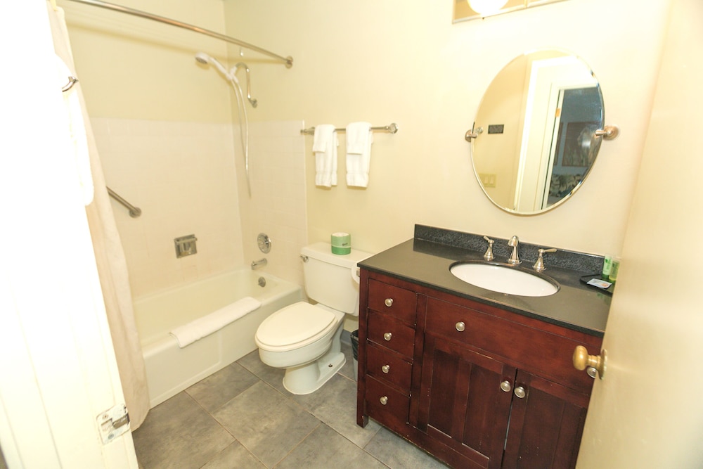 Signature Room, 1 King Bed with Sofa bed, Kitchen, Pool View (1 Bedroom Unit- 110- Pet Friendly) - Photo 18
