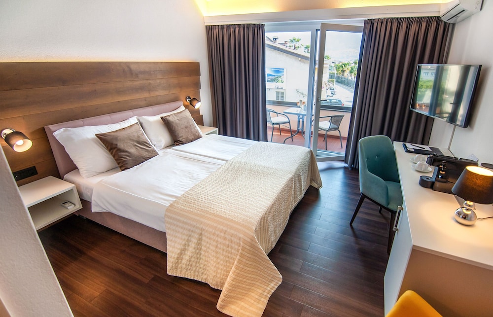 Twin Room with Shared Bathroom