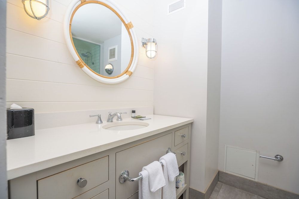 Family Suite (1 King Bed & 1 Bunk Bed)