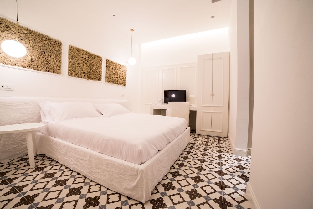 Standard Room, 1 King Bed, Ensuite, Courtyard View photo 1