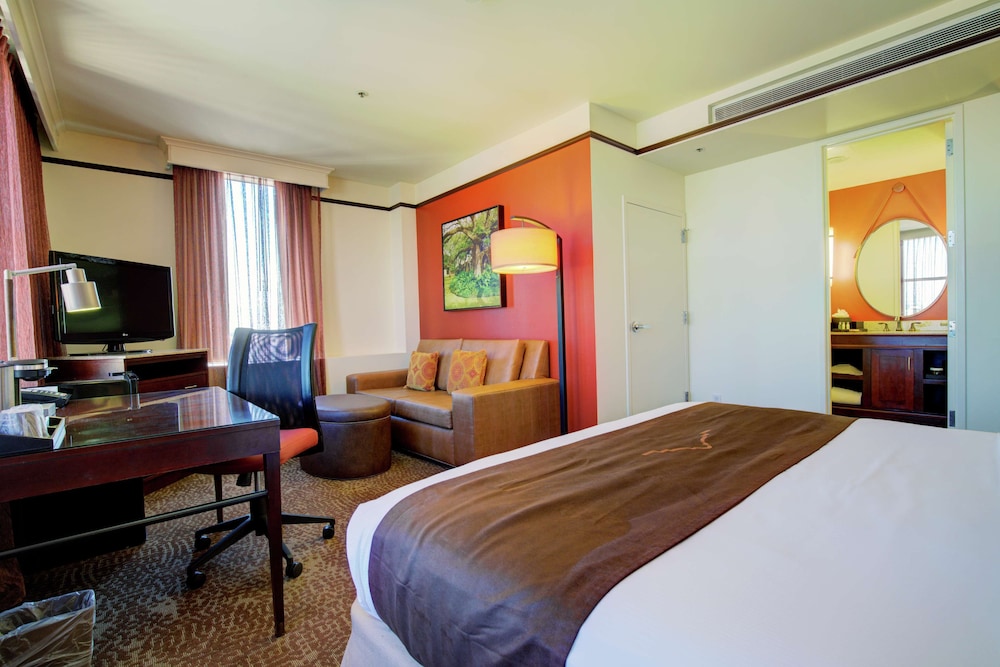 Deluxe Room, 1 King Bed with Sofa bed - Photo 3