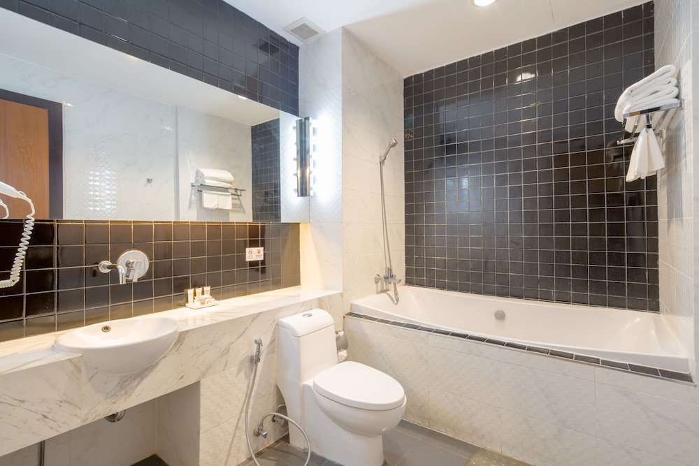Junior Suite with Balcony - Photo 6
