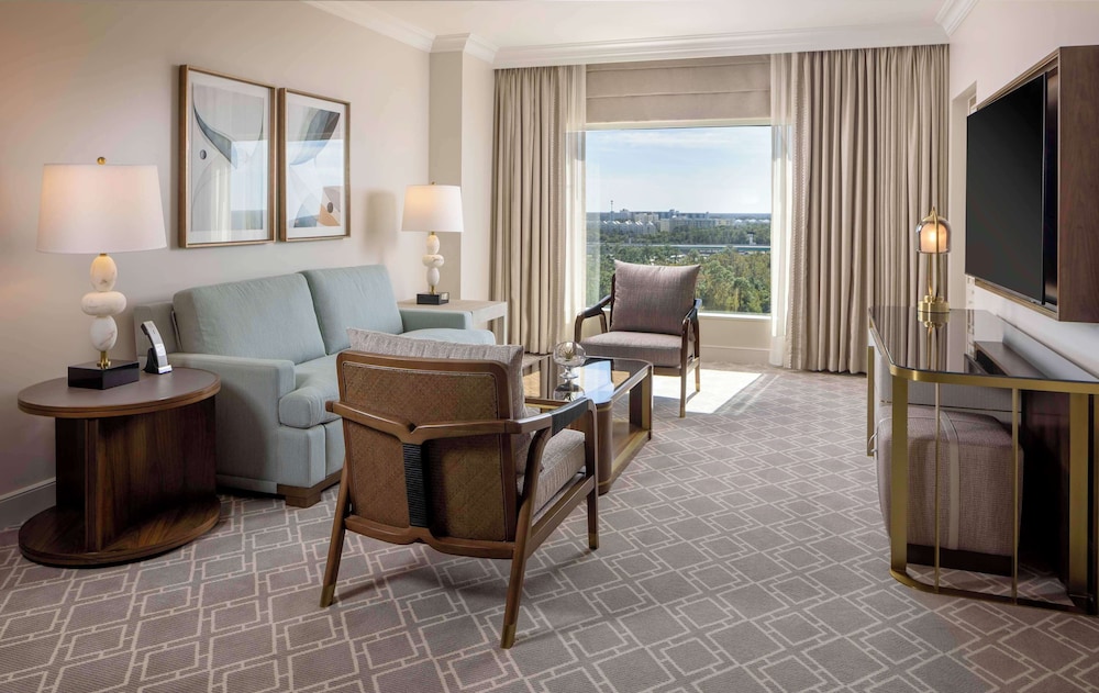 Family Suite, 1 King Bed, Balcony thumbnail 5