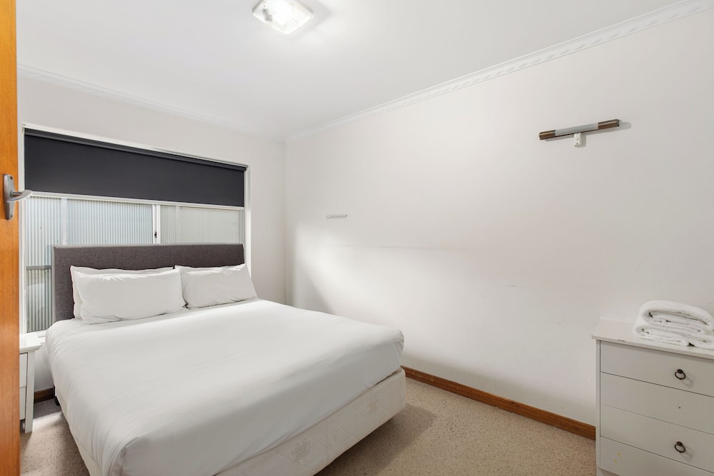 Four-Bedroom House- 9 Fairlie Street photo 1