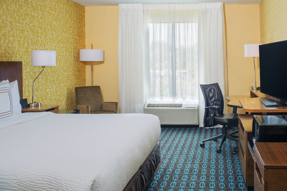 Room, 1 King Bed (Mobility/Hearing Access, Roll-In Shwr)