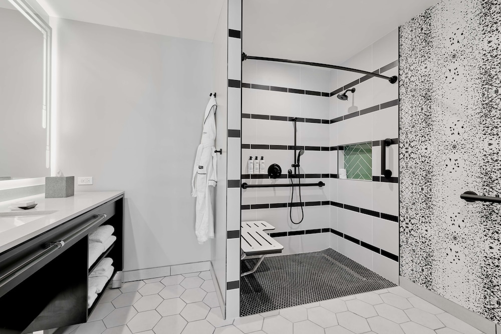 Deluxe Room, 2 Queen Beds, Accessible (Roll-In Shower) - Photo 4