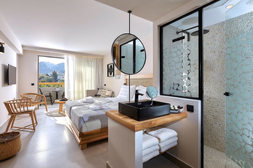 Junior Suite, Garden or Side Sea View