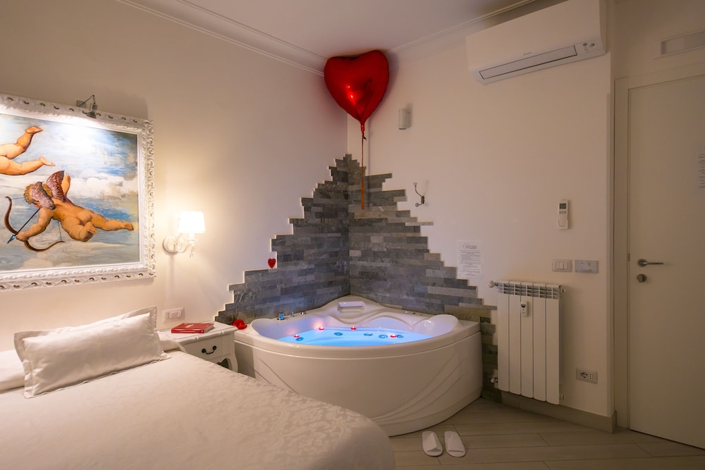 Deluxe Suite, Jetted Tub photo 2