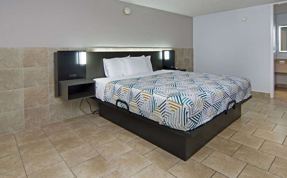 Standard Room, 1 King Bed, Non Smoking, Refrigerator & Microwave - Photo 4