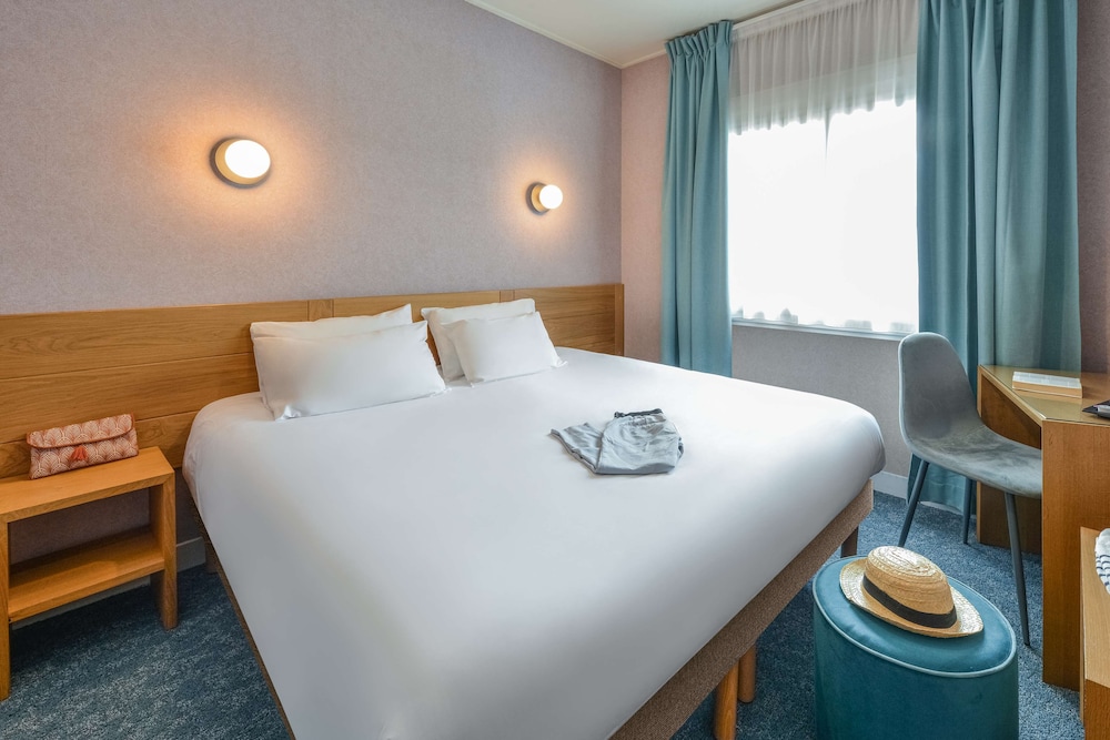 Standard Room, 1 King Bed, Non Smoking - Photo 4