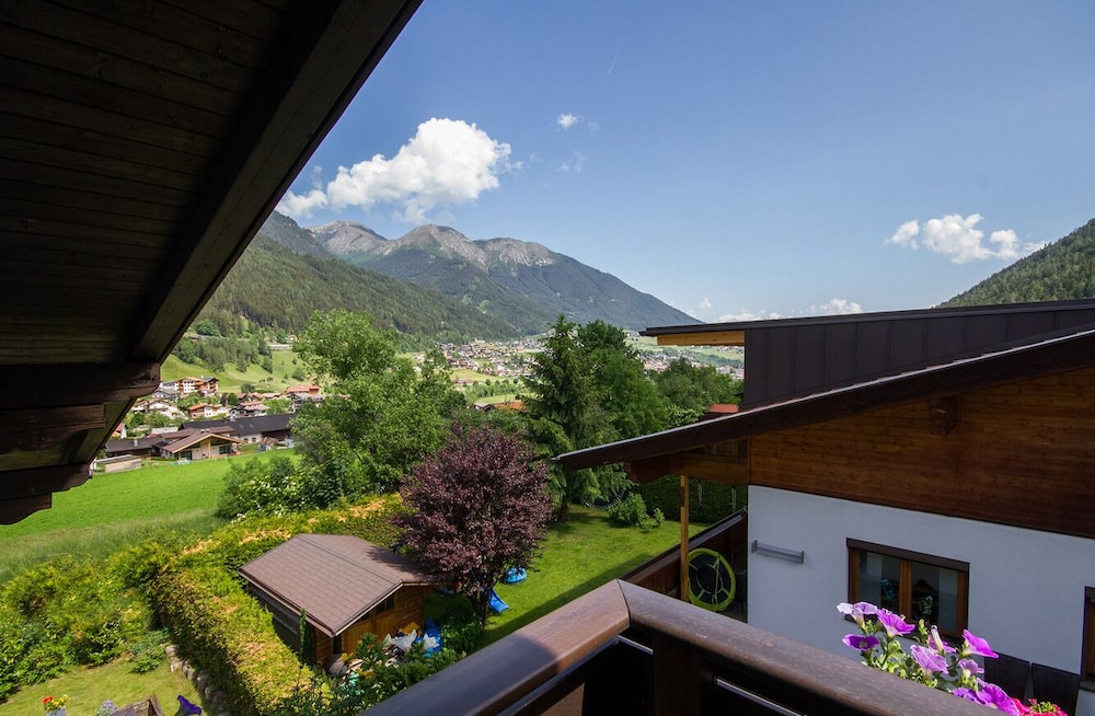 Deluxe Apartment, 2 Bedrooms, Balcony, Mountain View photo 3