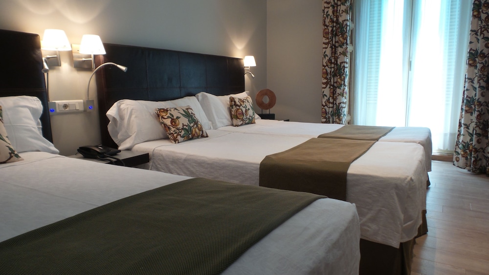 Triple Room, 3 Twin Beds - Photo 3