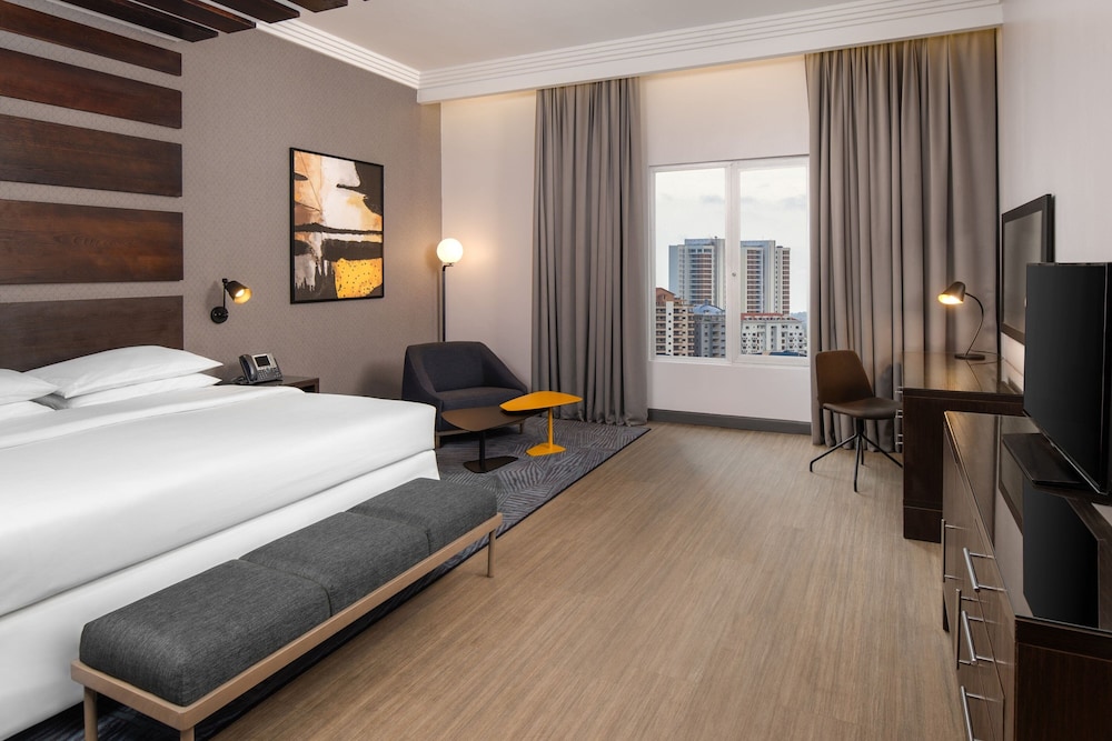 Executive Room, 1 King Bed, City View - Photo 2