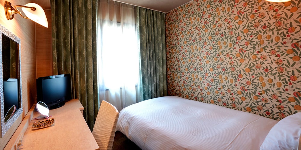 Single Room, Non Smoking - Photo 7