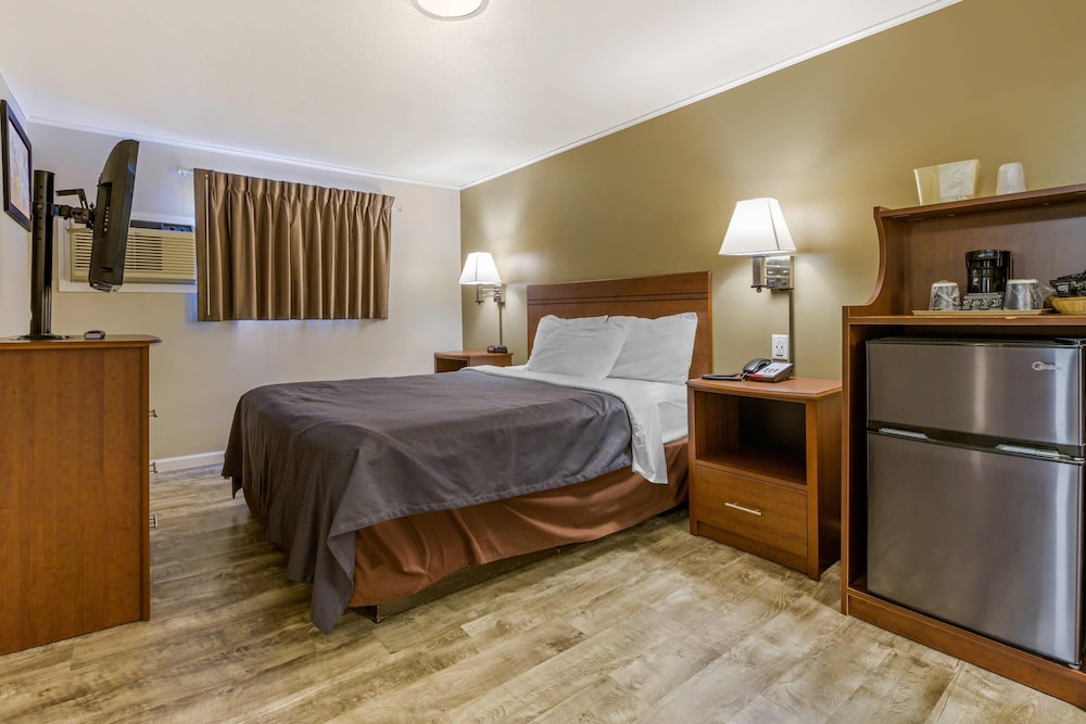 Standard Room, 1 Queen Bed, Non Smoking - Photo 1