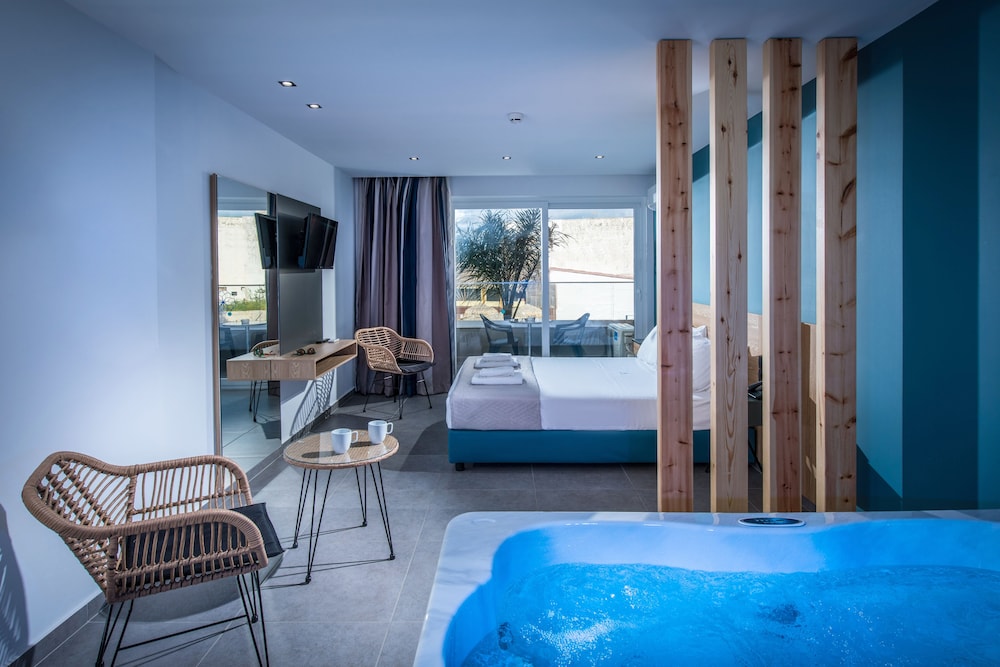 Superior Room with Indoor Jacuzzi photo 1