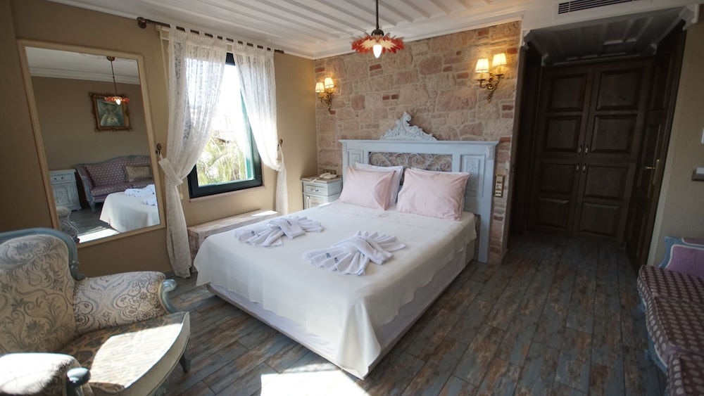 Deluxe Room, Fireplace, City View photo 3