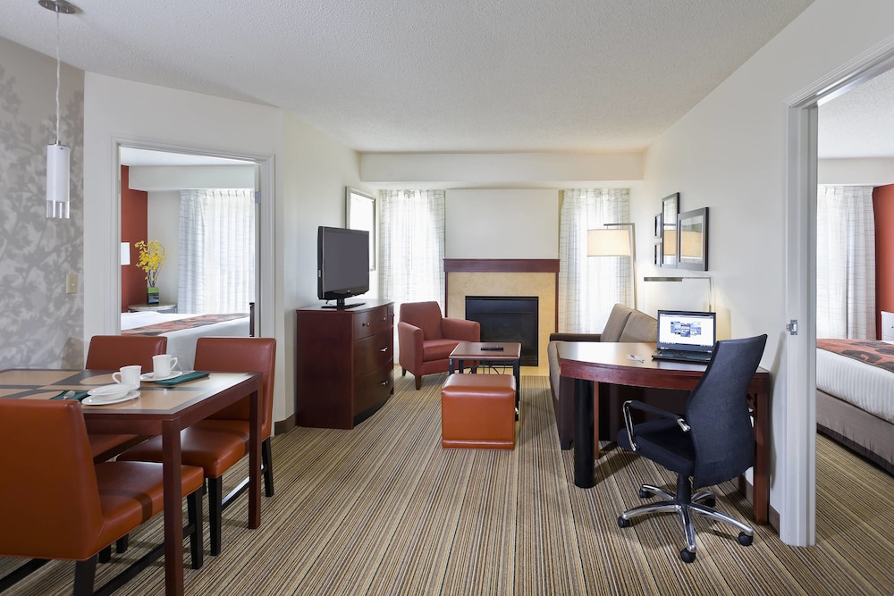 Suite, 2 Bedrooms, Fireplace - Photo 1