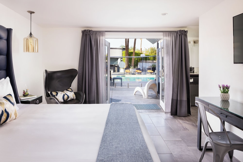 Deluxe Room, 1 King Bed, Pool View photo 3