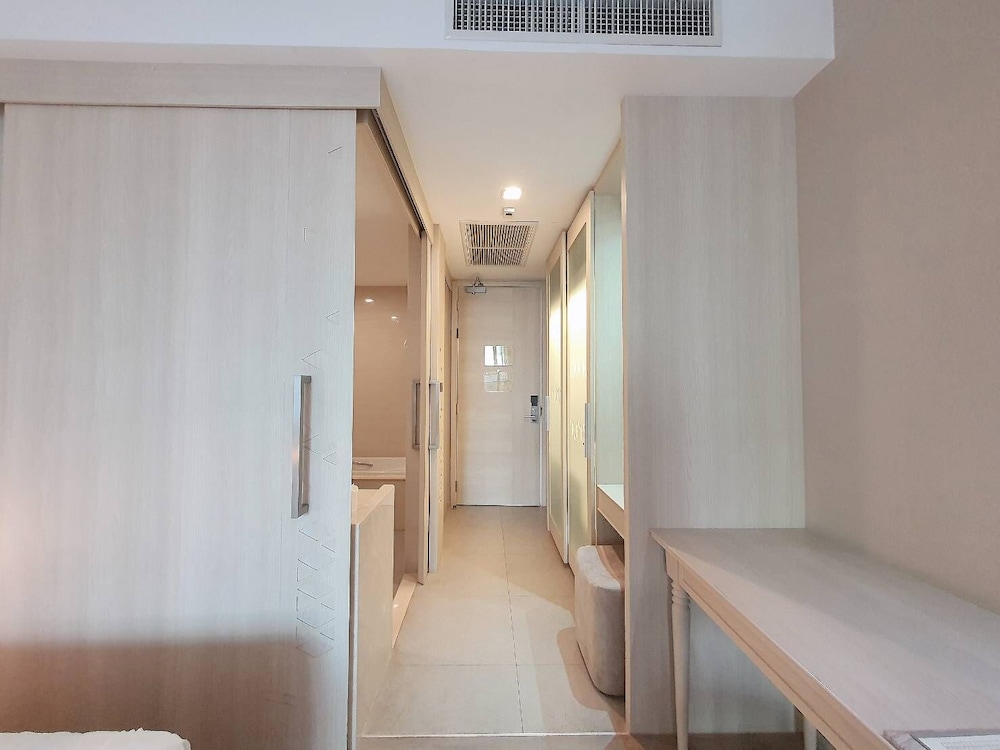 Deluxe Room, 1 King Bed, Pool Access - Photo 6