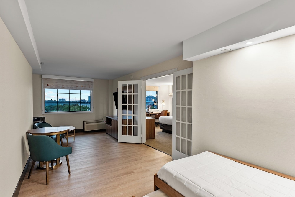 Suite, 1 King Bed (Canadian Skyline View) - Photo 21