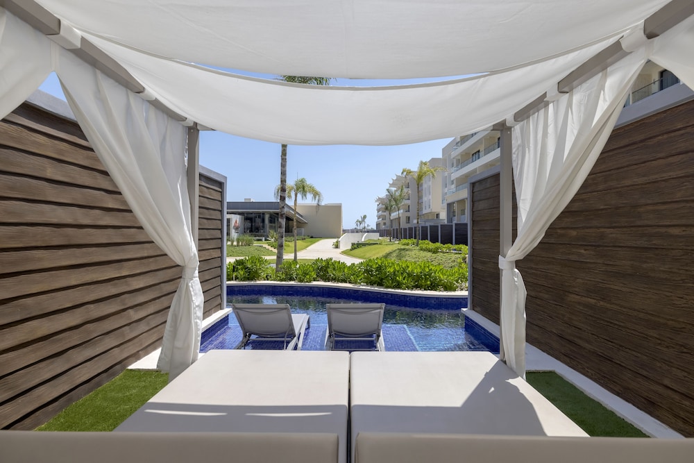 Junior Suite Swim Out - Photo 7