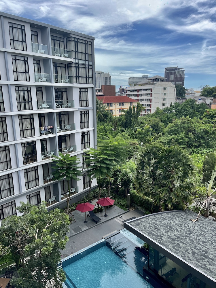 Deluxe Room, Pool View - Photo 10